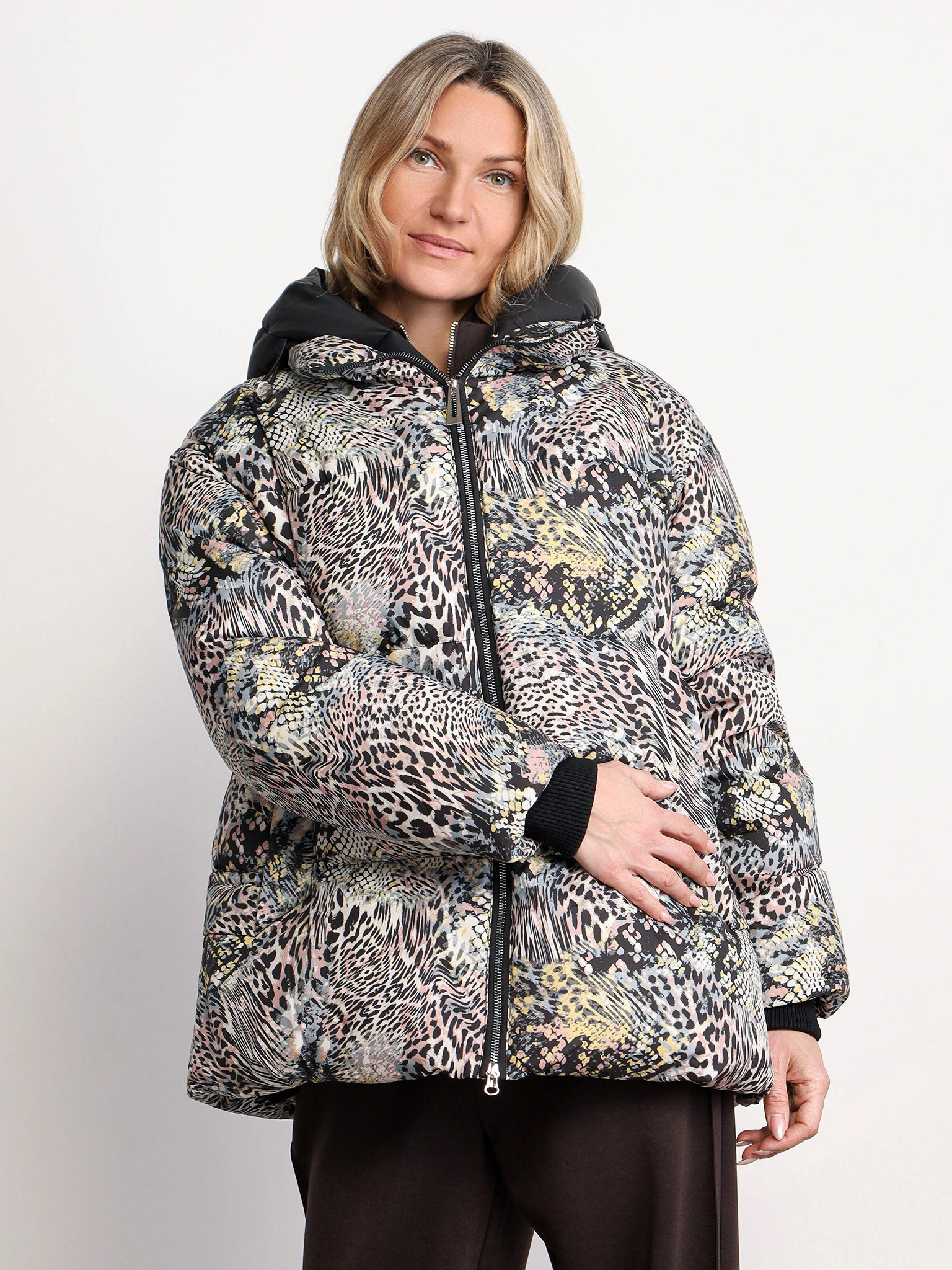 Пуховик с анималистичным принтом цвета мульти с капюшоном-манишкой